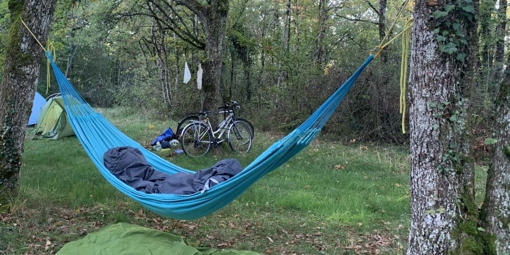 Bivouac en hamac en lin avec des amis